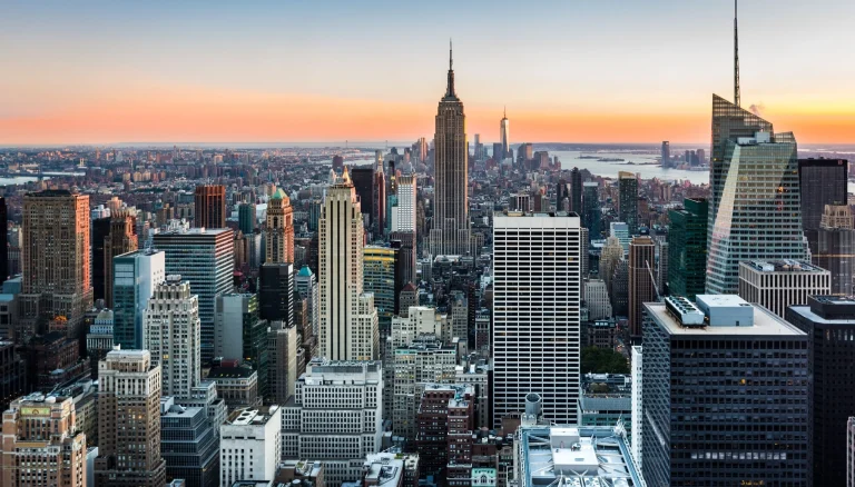 Pogled na Empire State Building i Manhattan u zalazak sunca.