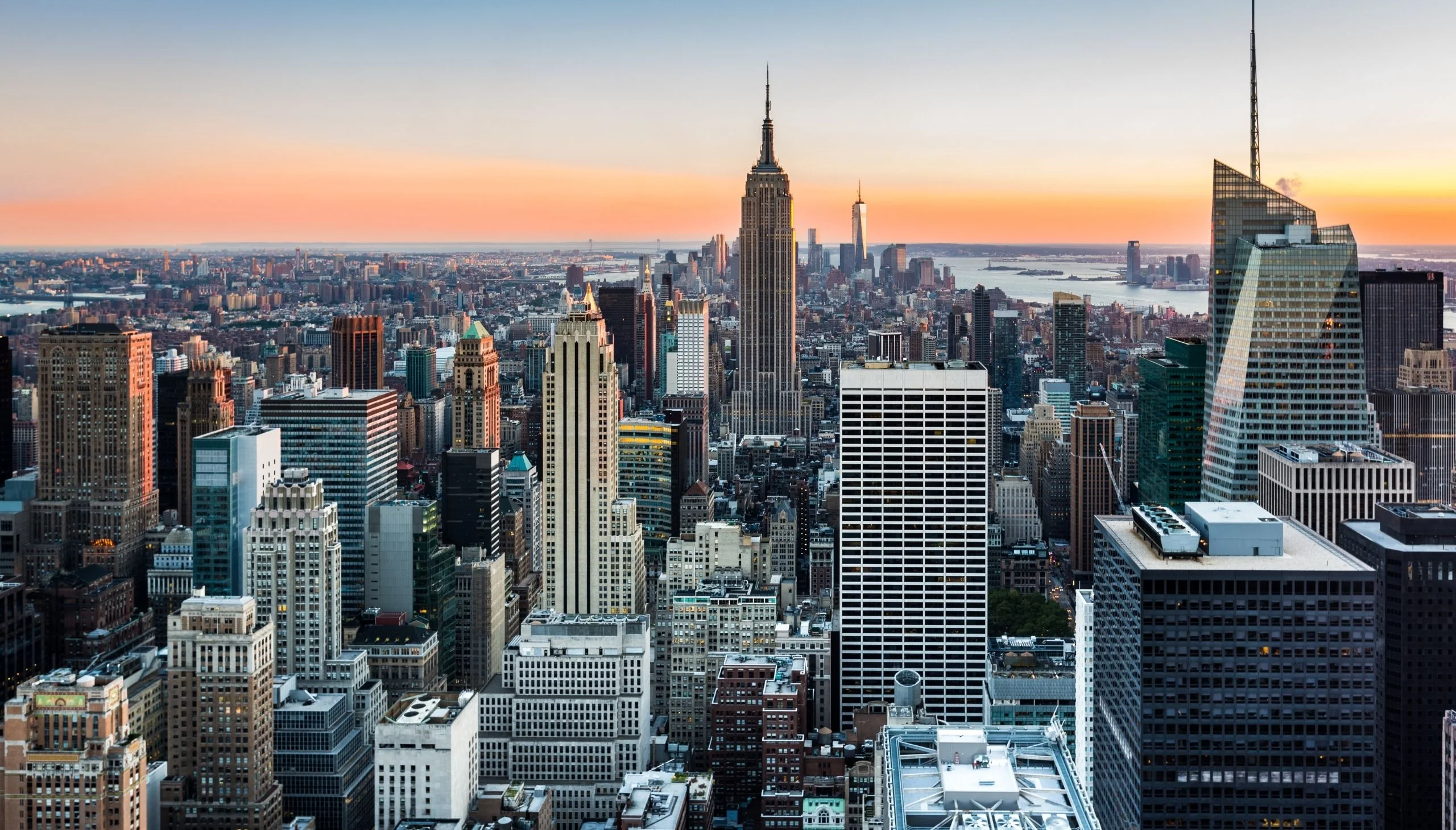 Pogled na Empire State Building i Manhattan u zalazak sunca.