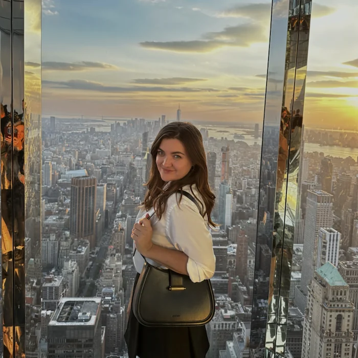 Ana u zrcalnoj prostoriji vidikovca SUMMIT One Vanderbilt.