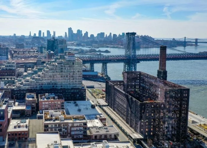 Williamsburg, East River i mostovi prema Manhattanu.
