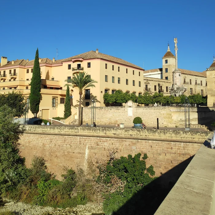 Pogled s Rimskog mosta prema povijesnoj jezgri Córdobe i spomeniku Triunfo de San Rafael.