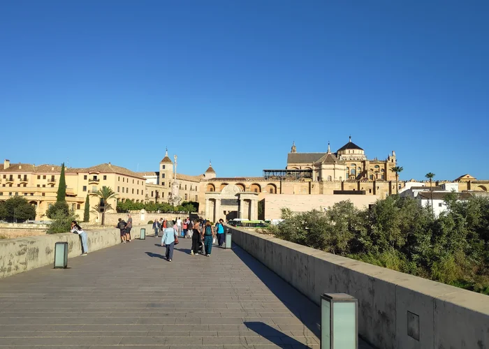 Rimski most u Córdobi s pogledom prema Puerta del Puente i Mezquiti.